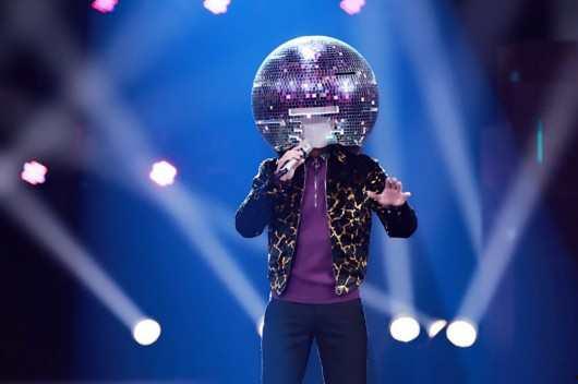 蒙面歌手最新爆料是谁呀,神秘嘉宾身份揭晓，竟是...